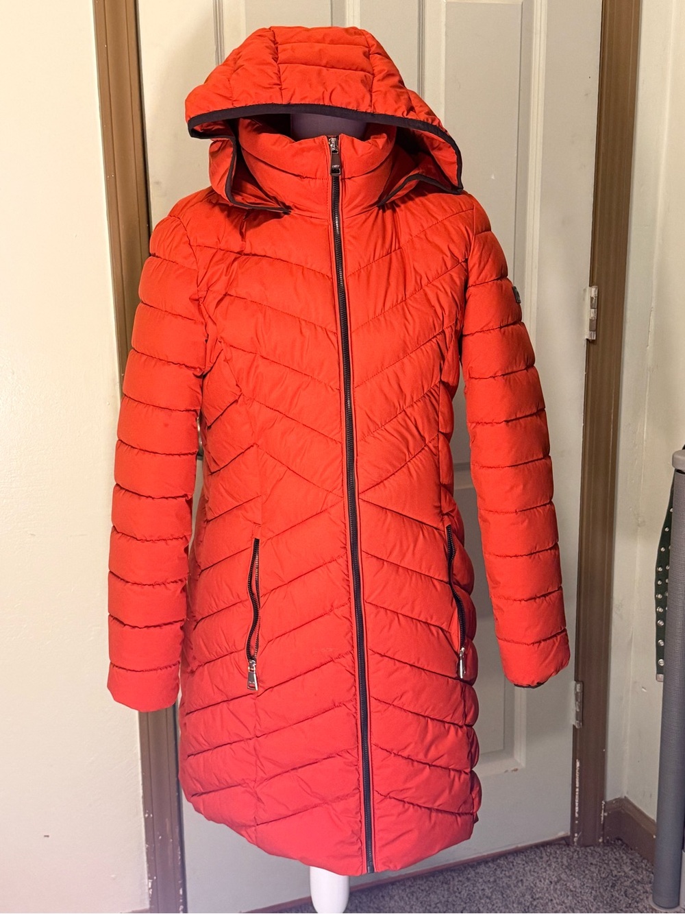 DKNY Womenโs Long Red Chevron Quilted Hooded Puffer Coat Size Sm